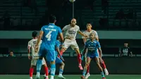 Pemain Bali United, Mohammed Rashid (tengah), menyundul bola saat berhadapan dengan Persib Bandung pada pekan 6 BRI Liga 1 2023/2024 di Stadion Gelora Bandung Lautan Api, Kamis (3/8/2023) malam WIB. (Bola.com/Alit Binawan)