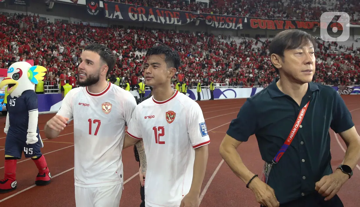 Pelatih timnas Indonesia, Shin Tae-yong juga terlihat ikut merayakan kemenangan bersama tim asuhannya. (Liputan6.com/Herman Zakharia)