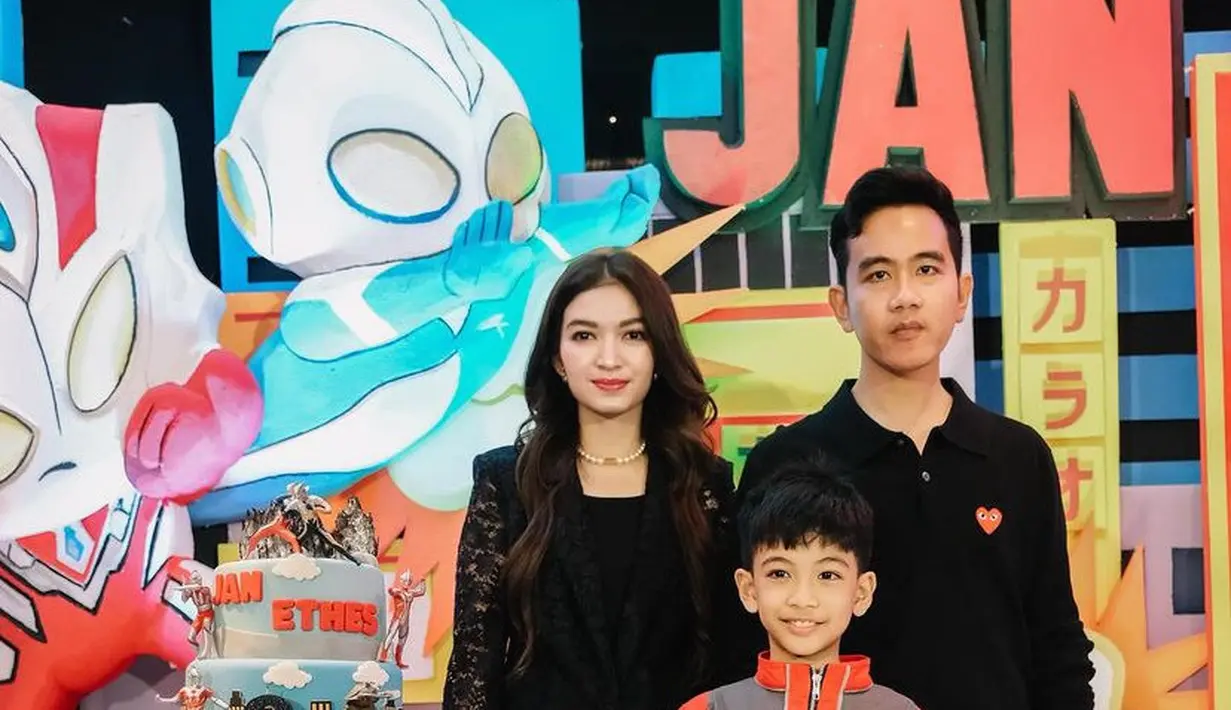 Gaya Gibran Rakabuming Serba Branded dan Selvi Ananda saat Pesta Ulang Tahun Jan Ethes. [@jimboengbakoelsoto]