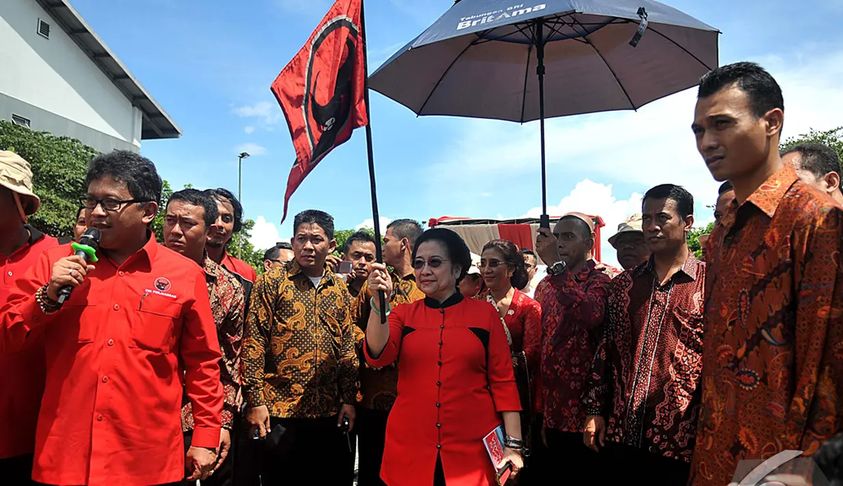 Ketua Umum PDIP, Megawati Soekarnoputri saat melepas kader ke daerah bencana, Jakarta, Sabtu (10/1/2015). (Liputan6.com/Johan Tallo)