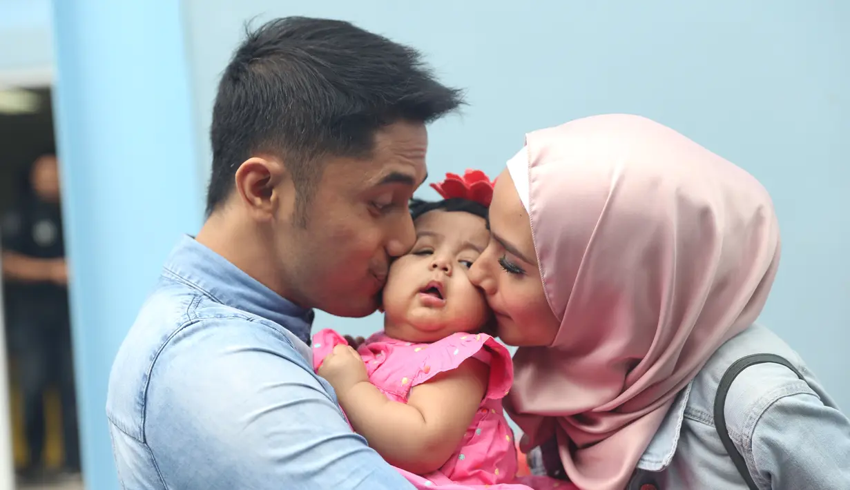 Namun kedua pasangan ini mempunyai cara yang berbeda. Mereka tidak berpegian jauh, namun berkumpul bersama keluarga salah satu refreshing. (Adrian Putra/Bintang.com)