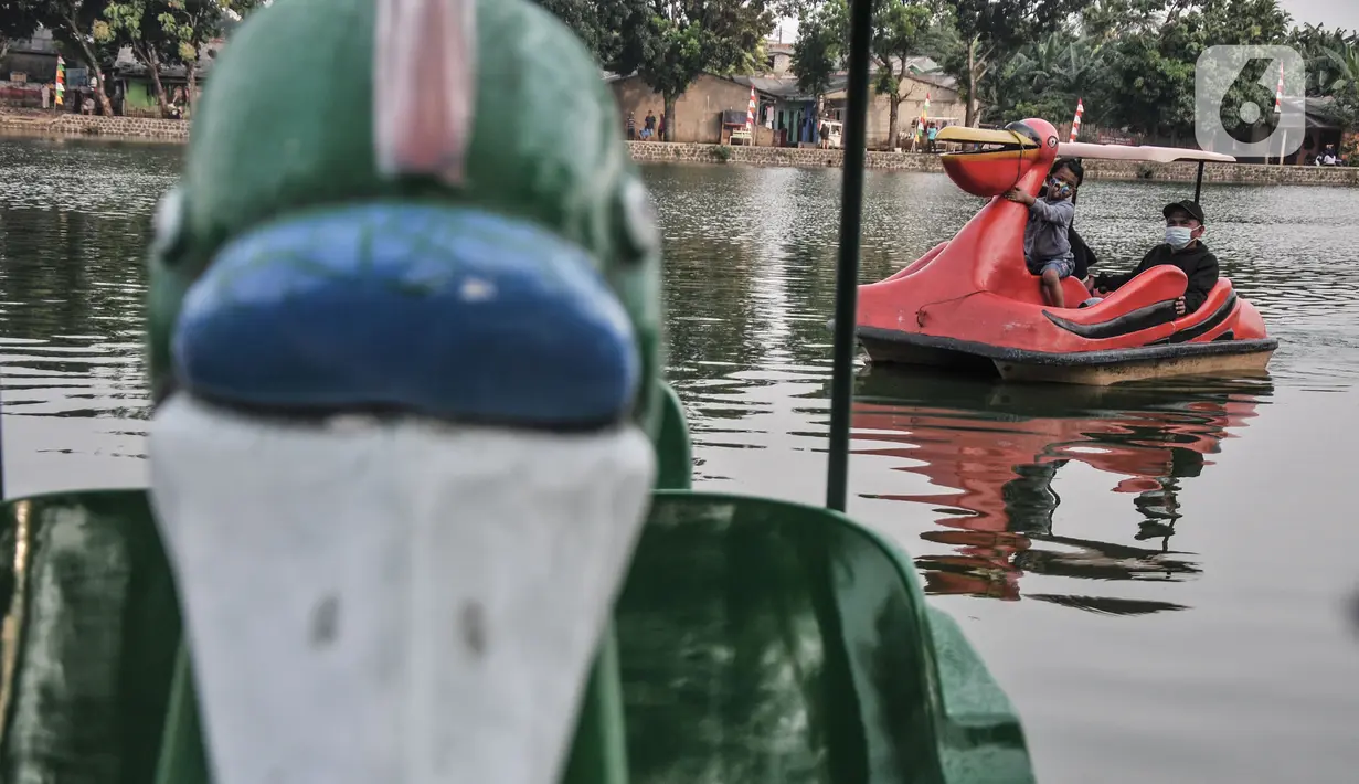 Warga saat mengendarai bebek-bebekan di Situ Citayam, Depok, Jawa Barat, Minggu (22/8/2021). Selama pandemi Covid-19 melanda, Situ Citayam menjadi wisata alternatif warga sekitar yang menawarkan wahana air seperti bebek-bebekan dan pemancingan. (merdeka.com/Iqbal S.Nugroho)