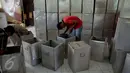 Pekerja memperbaiki dan mempersiapkan kotak suara di Gudang Penyimpanan Kotak Suara Pengadegan, Jakarta Selatan, Senin (2/1). (Liputan6.com/Johan Tallo)