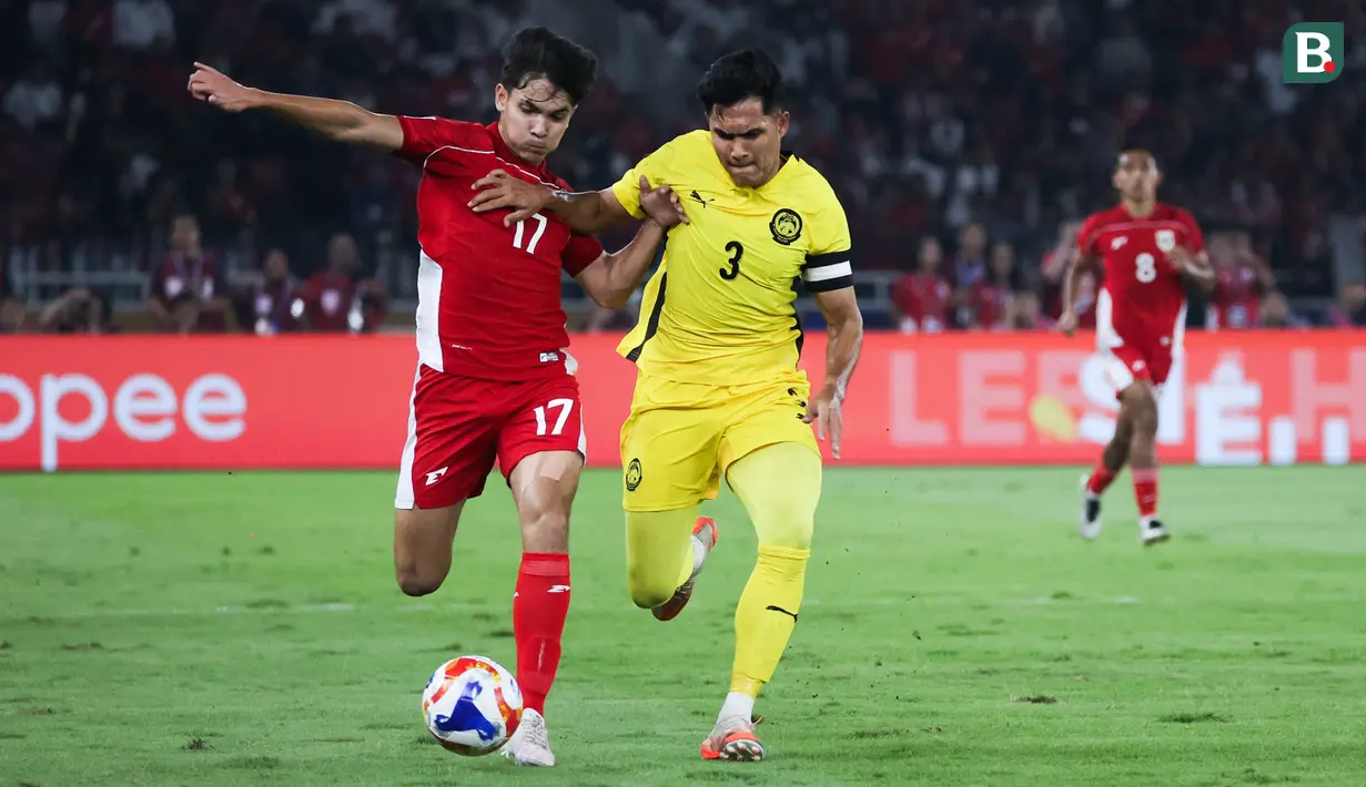 <p>Pemain Timnas Indonesia U-23, Victor Benjamin Dethan (kiri) berebut bola dengan pemain Malaysia, Muhammad Ubaidullah dalam laga Grup A Piala AFF U-23 2025 di Stadion Utama Gelora Bung Karno (SUGBK), Senayan, Jakarta, Senin (21/07/2025). (Bola.com/Abdul Aziz)</p>