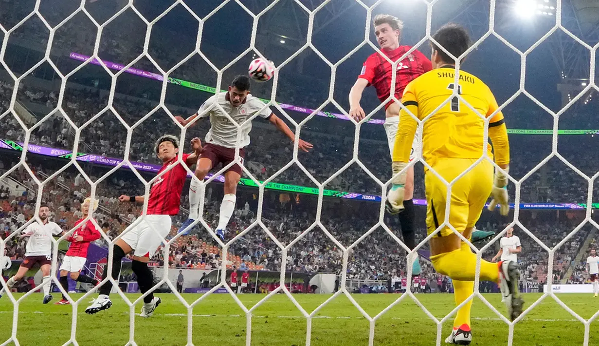 Baru di babak kedua, Man City menjauh meyakinkan. Mateo Kovacic menggandakan keunggulan (52’), lalu diikuti oleh gol dari Bernardo Silva (59’). (AP Photo/Manu Fernandez)