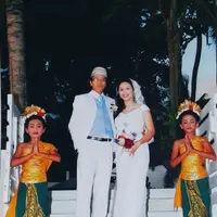 Jarwo Naif dan Noni Ara Mangkudisastro  saat pernikahan di Bali (Dok. Pribadi)