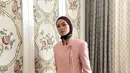Tantri Namirah kenakan kebaya Janggan pink pastel dengan paduan yang vibrant. Kebaya janggan ini melapisi kemeja bergaris warna warni dan stripe pants pastel [@tantrinamirah]