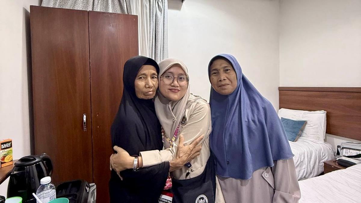 Petugas Haji Menjaga Jemaah Risiko Tinggi Tetap Bisa Beribadah