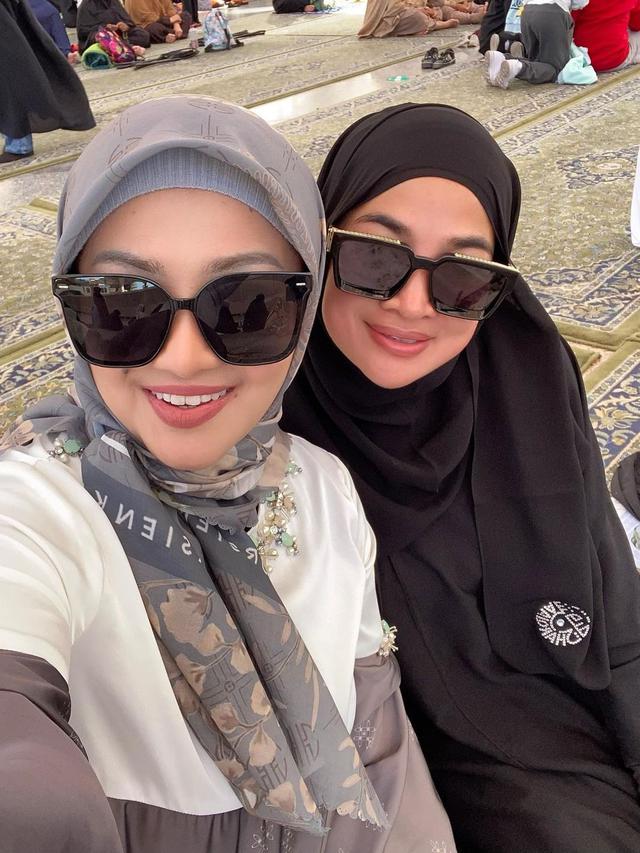 8 Potret Fitri Carlina dan Suami Jalani Umroh, Persiapannya Singkat