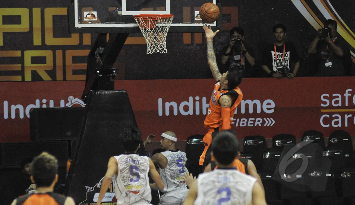 Pebasket Pelita Jaya Energi-MP, Kelly Purwanto mencoba memasukkan bola ke ring basket ketika melawan CLS Knights pada laga NBL Championship 2015 di Jakarta, Senin (4/5). Pelita Jaya Energi-MP unggul 55-54 atas CLS Knights. (Liputan6.com/Herman Zakharia)