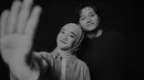 Lirik lagu 'Tak Satu Cerita' yang emosional dan menyentuh menggambarkan perasaan pilu namun tetap penuh makna di tengah perbedaan jalan hidup yang mereka tempuh. Lagu ini dikemas dengan aransemen musik modern yang semakin memperkuat pesan emosional yang ingin disampaikan. (Liputan6.com/IG/@nabilataqiyyah)