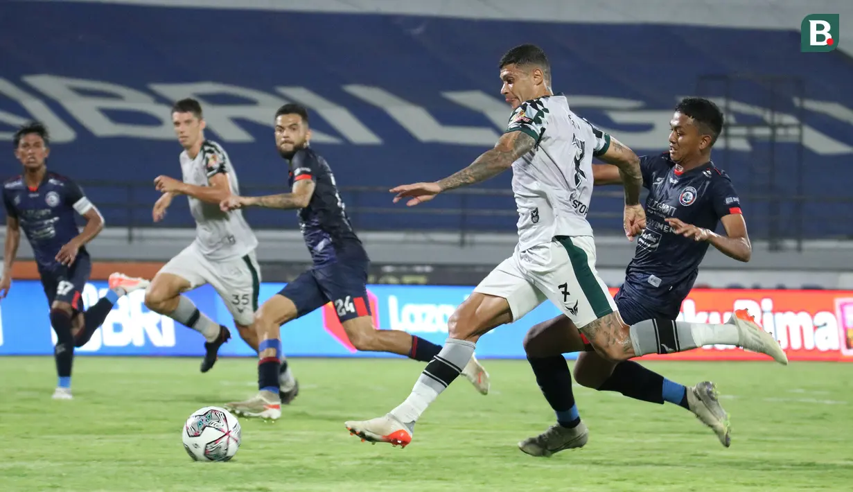 Pemain Persikabo 1973, Ciro Alves (kedua dari kanan) berusaha melepaskan umpan dibayangi pemain Arema FC, Ridwan Tawainela dalam laga tunda pekan ke-17 BRI Liga 1 2021/2022 di Stadion I Wayan Dipta, Gianyar, Bali, Rabu (5/1/2022). (Bola.com/Nandang Permana)
