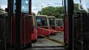 Deretan bus Transjakarta terbengkalai saat terparkir di area Terminal Terpadu Pulo Gebang, Jakarta Timur, Selasa (11/4/2023). (merdeka.com/Iqbal S. Nugroho)