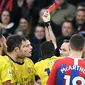 Wasit memberikan kartu merah kepada striker Arsenal, Pierre-Emerick Aubameyang saat melawan Crystal Palace pada laga Premier League di Stadion Selhurst Park, London, Sabtu (11/1). Kedua klub bermain imbang 1-1. (AFP/Daniel Leal-Olivas)