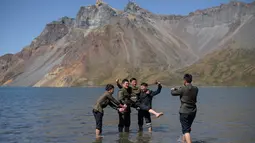 Gambar pada 11 September 2019 memperlihatkan siswa Korea Utara berpose di danau Chonji atau 'Heaven lake' saat mengunjungi kawasan Gunung Paektu di Samjiyon. 'Heaven lake' atau Danau surga ini ada di ketinggian 2.190 mdpl dan punya kedalaman 384 meter. (Photo by Ed JONES / AFP)