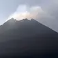 Gunung Merapi terus mengeluarkan asap sulvatara tipis difoto dari pos pengamatan gunung Merapi Babadan, Dukun, Magelang, Jateng. (ANTARA FOTO/Anis Efizudin)