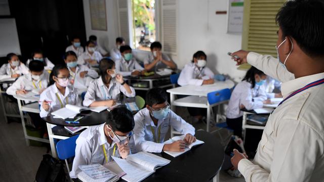 Waspada Virus Corona, Pelajar di Kamboja Beraktivitas Pakai Masker