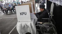 Penyandang disabilitas melakukan pencoblosan saat ikut simulasi pemungutan dan penghitungan suara Pemilu 2019 di halaman Gedung KPU, Jakarta, Selasa (12/3).  Simulasi untuk merepresentasikan pemungutan suara seperti di TPS. (Liputan6.com/Faizal Fanani)