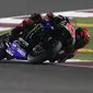 Pembalap Yamaha, Fabio Quartararo, bingung dengan pencapaiannya pada dua sesi latihan bebas yang digelar di MotoGP Qatar 2022. (AFP/Karim Jaafar)