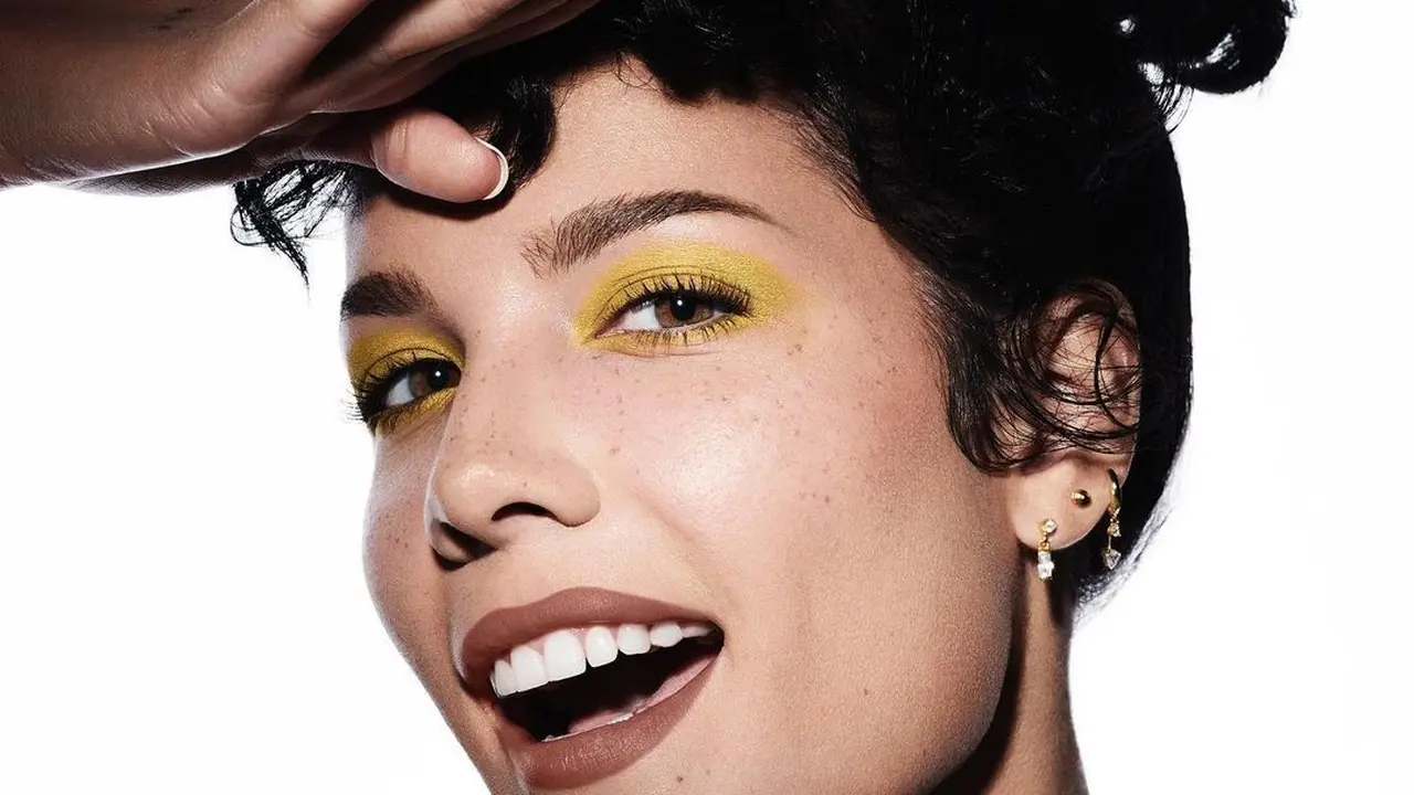 Tren Makeup Warna-Warni ala Halsey untuk Bebas Berekspresi
