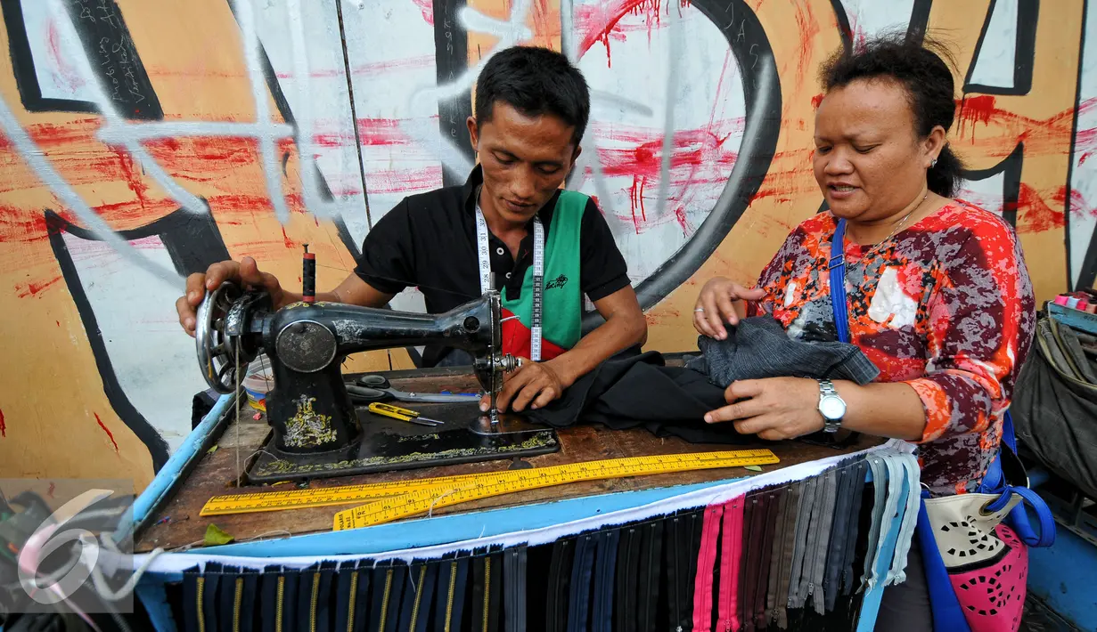 Meski tidak banyak, namun setiap harinya ada saja warga yang datang untuk memperbaiki pakaian, seperti memotong celana, mengecilkan baju, atau hanya sekedar mengganti resleting, Jakarta, Senin (6/7/2015). (Liputan6.com/Yoppy Renato)