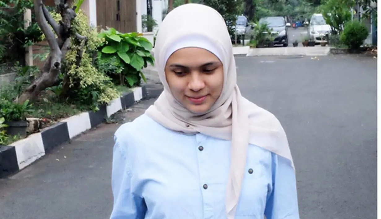 "Insya Allah istiqomah," tulis Nycta Gina sebagai keterangan foto dengan mengenakan jilbab. Kebanggan juga dirasakan oleh sang suami, Rizky Kinos. (Instagram/missnyctagina)