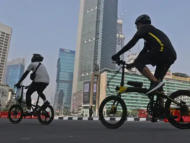 Warga berolahraga menggunakan sepeda di Bunderan HI Jakarta, Minggu (7/6/2020). Hari Bebas Kendaraan Bermotor (HBKB) masih belom diberlakukan, sampai dengan waktu yang belum ditentukan. (Liputan6.com/Herman Zakharia)