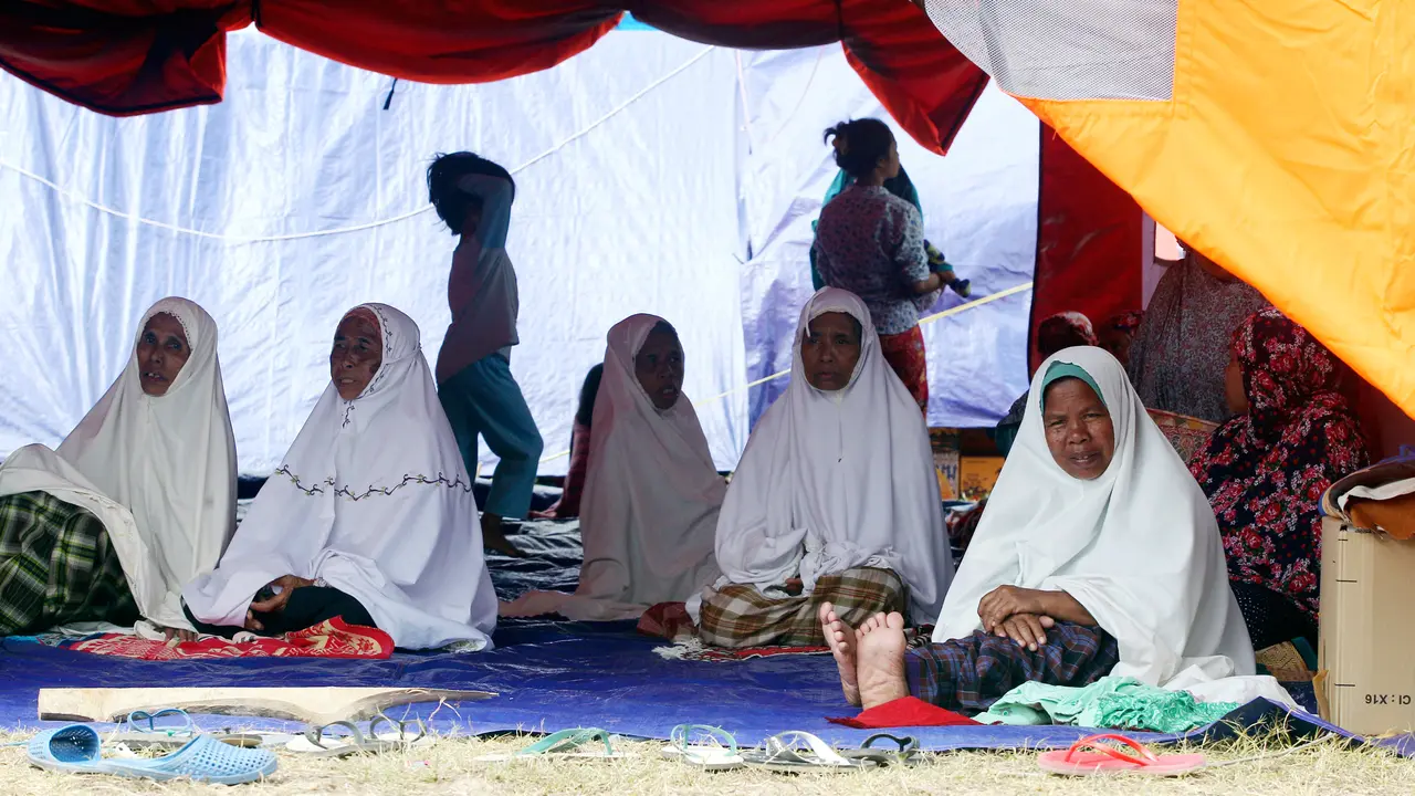 Bangunan Luluh Lantak, Korban Gempa Lombok Salat di Luar Ruangan