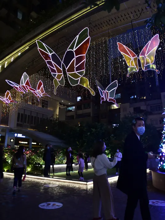 Orang-orang memotret instalasi cahaya di Lee Tung Street di Wan Chai, Hong Kong, China selatan (8/12/2020). Instalasi cahaya tersebut dapat berubah warna sesuai waktu, cuaca, suhu, dan kelembapan. (Xinhua/Lo Ping Fai)