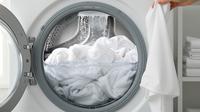 7 Cara Mencuci Baju Putih Dekil Jadi Kembali Cerah, Aman untuk Pemakaian Harian (Foto: Gemini AI)