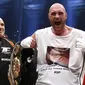 Ekspresi kemenangan Tyson Fury atas Wladimir Klitschko, Dusseldorf, Minggu (29/11/2015). Ketiga juri pertandingan seluruhnya memberikan kemenangan untuk Fury, yakni dengan kedudukan 115-112, 115-112, dan 116-111. (Dailymail.co.uk)