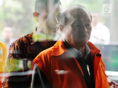 Dua tersangka kontraktor Susilo Prabowo alias bun (depan)  dan pihak swasta pelantara suap Eka Kamaluddin (belakang) dikawal petugas akan menjalani pemeriksaan di gedung KPK, Jakarta, Rabu (8/8). (merdeka.com/dwi narwoko)