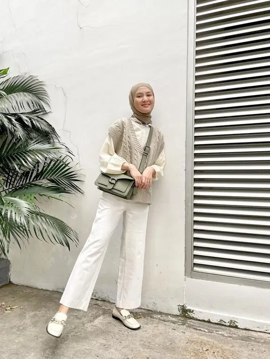 Gaya kece untuk hangout atau ke kampus, padukan blouse dengan vest dan celana kulot jeans warna putih (Instagram/inasrana).