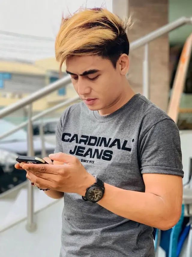 Charly Van Houten dengan gaya rambut baru (https://www.instagram.com/p/CPpdu_Rhof3/)