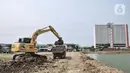 Petugas SDSDA menggunakan ekskavator mengerjakan pembangunan Waduk Belibis, Semper Barat, Cilincing, Jakarta Utara, Rabu (13/10/2021). Waduk seluas 3,8 hektare ini memiliki kedalaman 5-6 meter. (merdeka.com/Iqbal S. Nugroho)