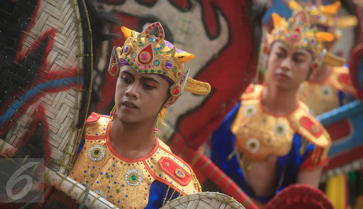Penari membawakan Tarian Kuda Lumping di Lapas Wirogunan,Yogyakarta, Senin (9/11/2015). Aksi yang dilakukan oleh komunitas seniman Yogyakarta sebagai bentuk kepedulian terhadap kehidupan warga binaan. (Foto:Boy Harjanto)