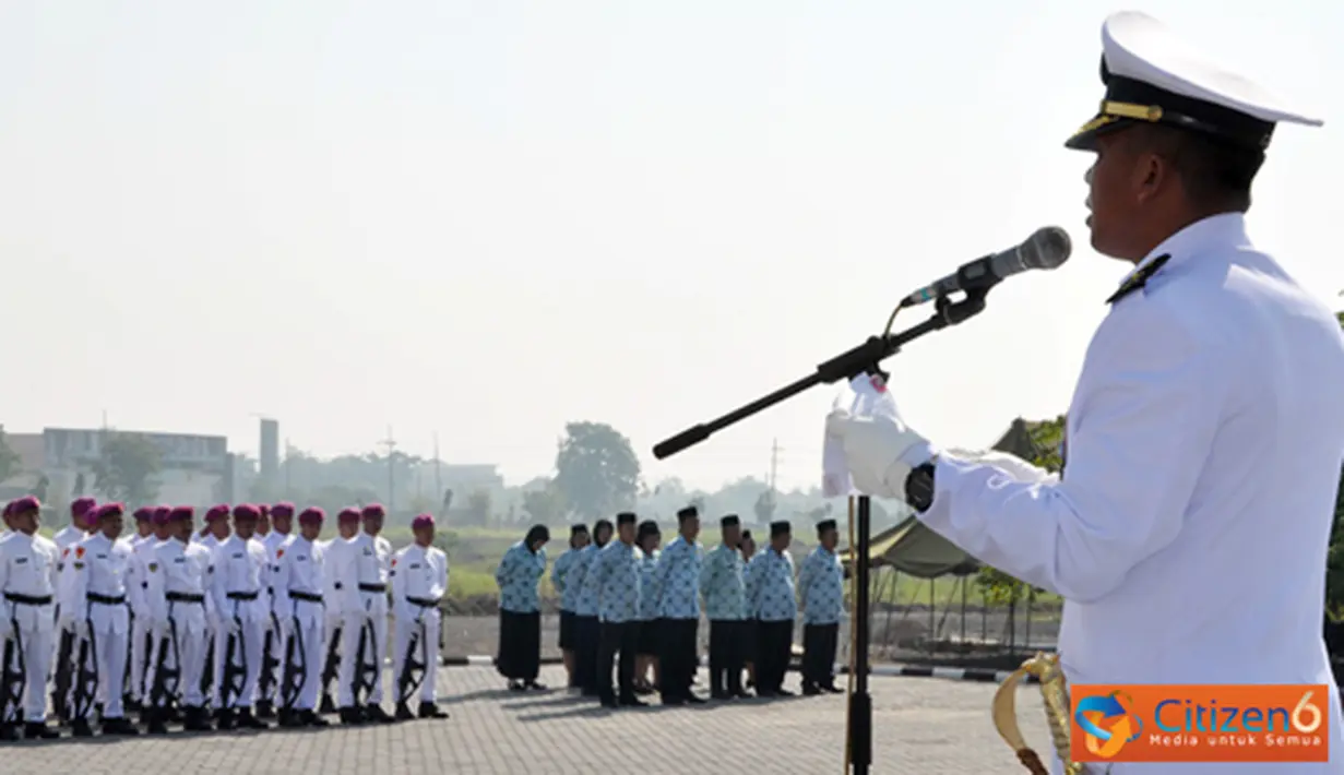 Citizen6, Sidoarjo: Peringatan Hari Lahir TNI AL ke-67 ini dilaksanakan dalam sebuah upacara militer dengan Inspektur Upacara Pasops Denma Pasmar-1 Mayor Marinir I Gede Edy S. (Pengirim: Roby Eka Sanjaya)