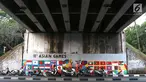 Petugas PPSU Srengseng Sawah menggambar mural bertema Asian Games 2018 di kolong flyover Universitas Indonesia, Depok, Jawa Barat, Jumat (27/7). Mural dibuat dalam rangka menyambut perhelatan Asian Games 2018. (Liputan6.com/Immanuel Antonius)