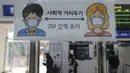 Tanda jarak sosial terlihat di Stasiun Kereta Seoul, Seoul, Korea Selatan, Selasa (18/8/2020). Korea Selatan akan melarang pertemuan publik besar dan menutup gereja serta tempat hiburan malam menyusul lonjakan mengkhawatirkan dalam kasus COVID-19. (AP Photo/Ahn Young-joon)