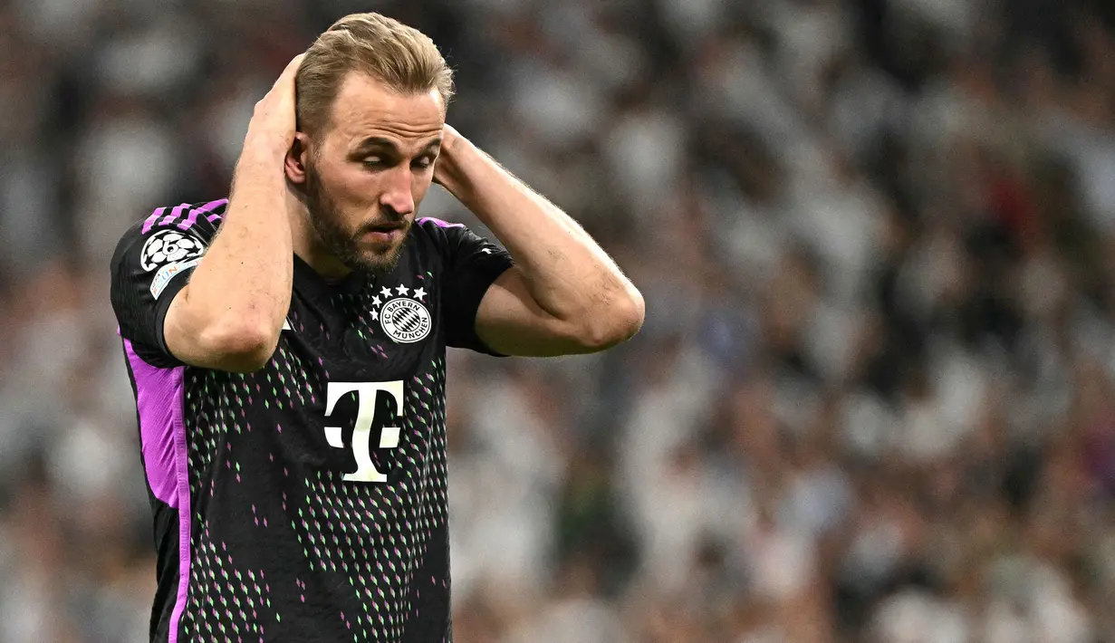 Pemain Bayern Munchen, Harry Kane meluapkan rasa kecewa setelah dikalahkan Real Madrid dalam laga leg kedua semifinal Liga Champions 2023/2024 di Santiago Bernabeu, Madrid, Spanyol, Kamis (09/05/2024) WIB. (AFP/Javier Soriano)