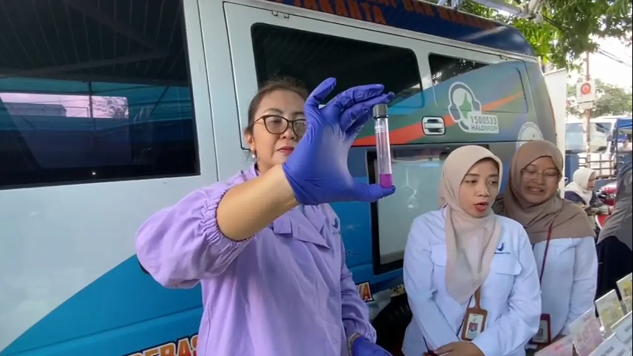 BPOM Jakarta saat melakukan uji sampel makanan yang mengandung formalin di Pasar Depok Jaya.