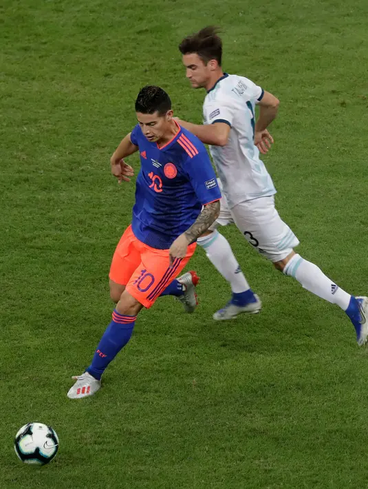 Gelandang Kolombia, James Rodriguez (depan) menggiring bola dari kawalan pemain Argentina, Nicolas Tagliafico selama bertanding pada grup B Piala Copa America 2019 di Arena Fonte Nova, Brasil (15/6/2019). Kolombia menang atas Argentina 2-0. (AP Photo/Eraldo Peres)