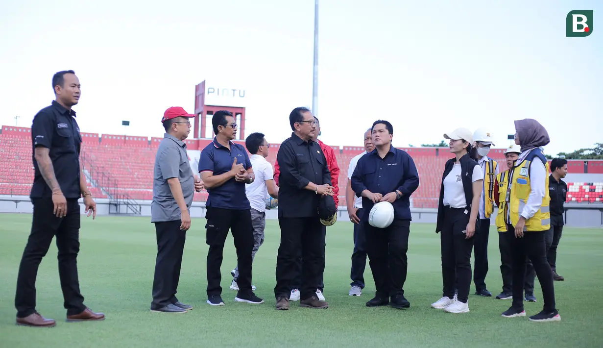 <p>Ketua Umum PSSI, Erick Thohir mendapatkan penjelasan dari Wakil Gubernur Bali, Tjokorda Artha Ardana Sukawati saat melakukan kunjungan ke Stadion Kapten I Wayan Dipta, Gianyar, Minggu (12/3/2023) dalam rangka meninjau kesiapan 6 venue Piala Dunia U-20 2023. (Bola.com/Alit Binawan)</p>