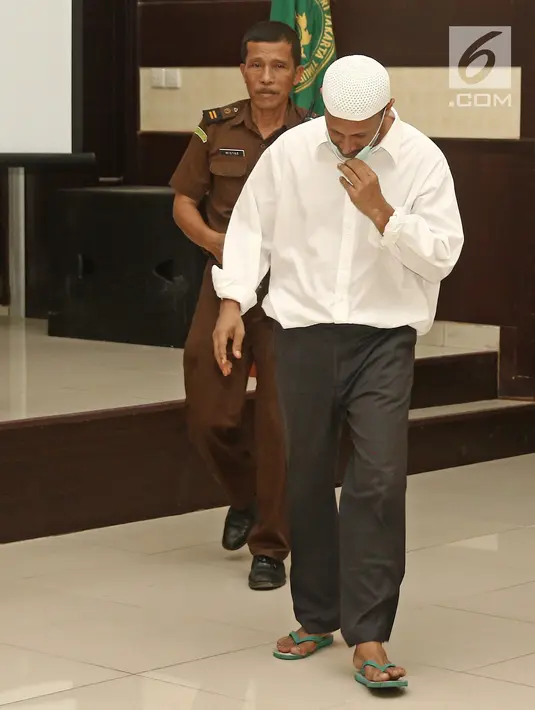Terdakwa kasus penembakan dr Letty Sultri, dr Helmi tertunduk lesu saat memasuki ruang sidang PN Jakarta Timur, Kamis (29/3). Helmi menjalani sidang perdana dengan agenda pembacaan surat dakwaan oleh JPU. (Liputan6.com/Herman Zakharia)