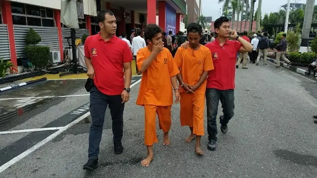 Dua tersangka perampasan HP dan pemaksa muda-mudi buat cabul di Mapolda Riau.