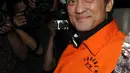Mantan petinggi Lippo Group, Eddy Sindoro memakai rompi tahanan dikawal petugas usai menjalani pemeriksaan di gedung KPK, Jakarta, Jumat (12/10). Eddy menyerahkan diri terkait kasus suap panitera PN Jakarta Pusat tahun 2016. (merdeka.com/Dwi Narwoko)