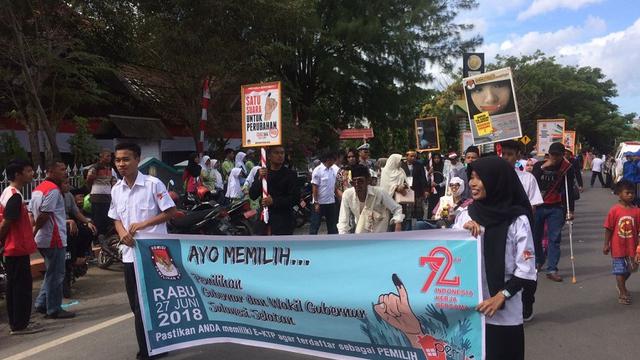 Beberapa staf KPUD Selayar, Sulsel tampak peragakan sebagai penyandang disabilitas mengajak partisipasi masyarakat dalam Pilkada Serentak 2018 (Liputan6.com/ Eka Hakim)