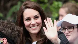 Kate Middleton tersenyum saat menyapa para peserta London Marathon 2017 di London, Inggris  (23/4). . (AFP Foto/Pool/Chris Jackson)
