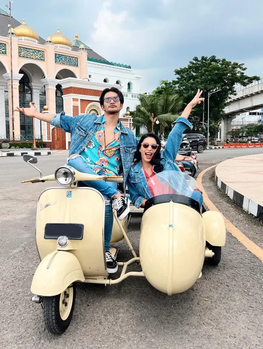 Tyas Mirasih bahkan kompak mengenakan pakaian berbahan denim yang terlihat kece. Gaya mereka tak lekang oleh zaman saat mengenakan baju dan celana denim biru itu. (Liputan6.com/IG/@tyasmirasih).