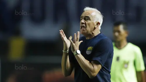 Pelatih Persib Bandung, Mario Gomez, saat pertandingan melawan PSM pada laga Piala Presiden di Stadion GBLA, Bandung, Jumat (26/1/2018). Persib takluk 0-1 dari PSM. (Bola.com/M Iqbal Ichsan)